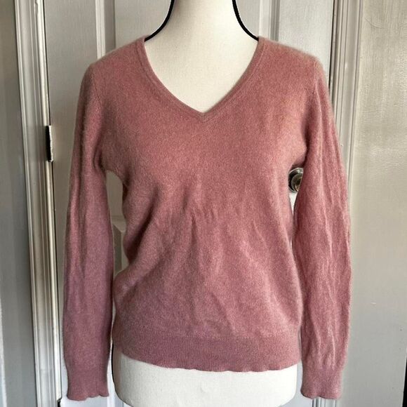 Charter Club Sweaters - Charter-club Women's Soft pink cashmere V-neck sweater, size Large